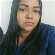 Profesora de primaria imparte clases a niños de todas las edades y adultos